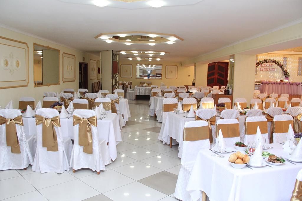 Ust-Kamenogorsk Hotel Buitenkant foto