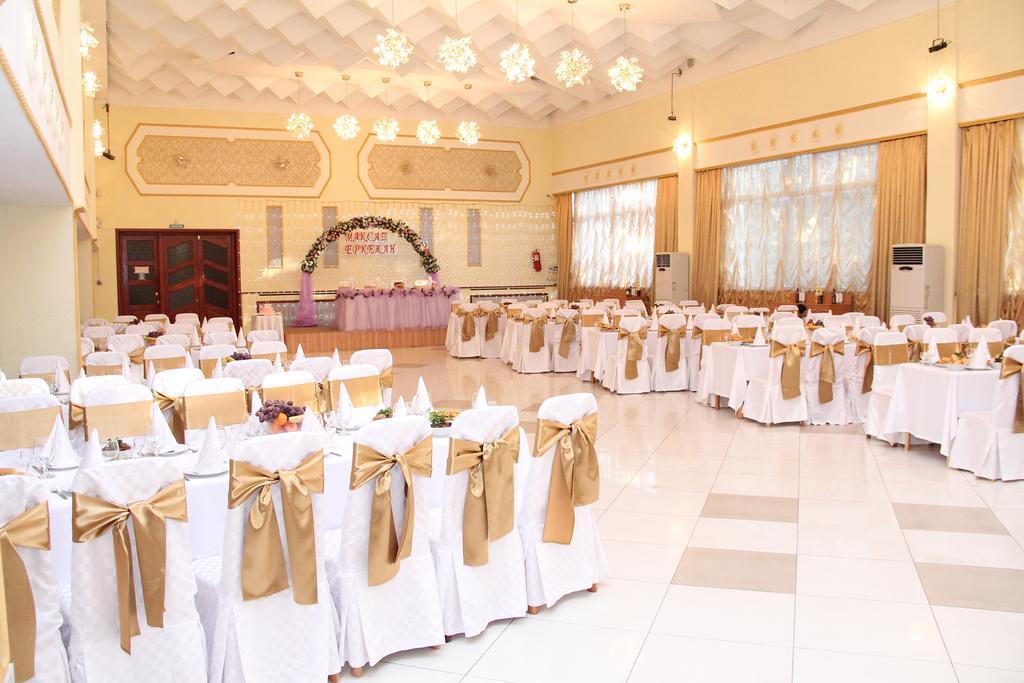 Ust-Kamenogorsk Hotel Buitenkant foto