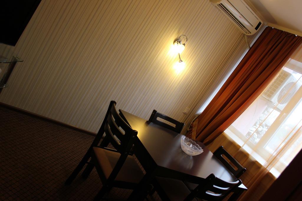 Ust-Kamenogorsk Hotel Buitenkant foto