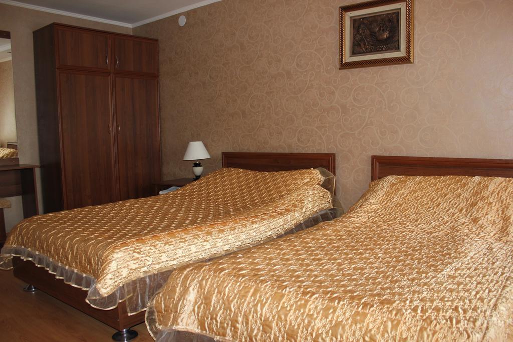 Ust-Kamenogorsk Hotel Buitenkant foto