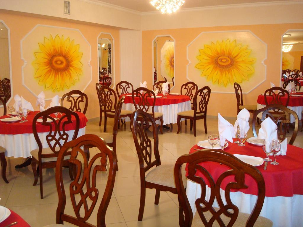 Ust-Kamenogorsk Hotel Buitenkant foto